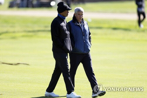 Genesis Invitational Golf프로암 대회에서 함께 걸으며 이야기하는 타이거 우즈(왼쪽)와 제이 모나한 PGA 커미셔너. [AP= 연합뉴스]